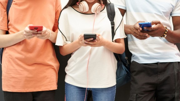 Más de 500 familias aragonesas se movilizan para limitar el uso del móvil en adolescentes