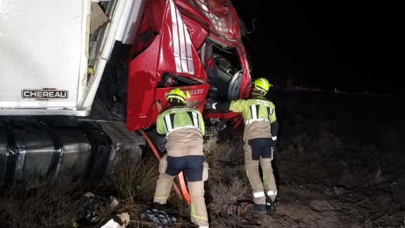 Muere un camionero en la AP-2 a la altura de Candasnos tras volcar el tráiler que conducía