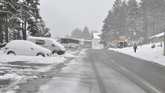 Las últimas nevadas obligan a circular con cadenas en varias carreteras de Huesca