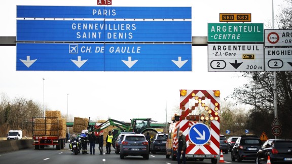 Los tractores aíslan París y el gobierno francés trabaja en nuevas medidas que rebajen la tensión con los agricultores