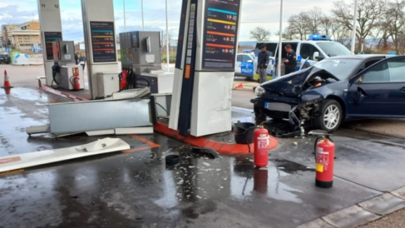 Un aparatoso accidente de coche en Huesca se salda con un surtidor de gasolina arrancado y dos heridos