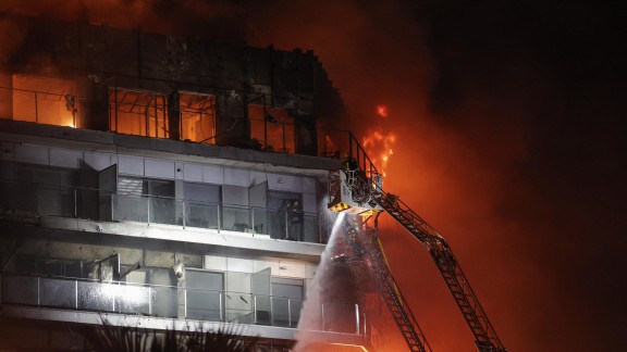 Las causas detrás de la rápida propagación del incendio de Valencia