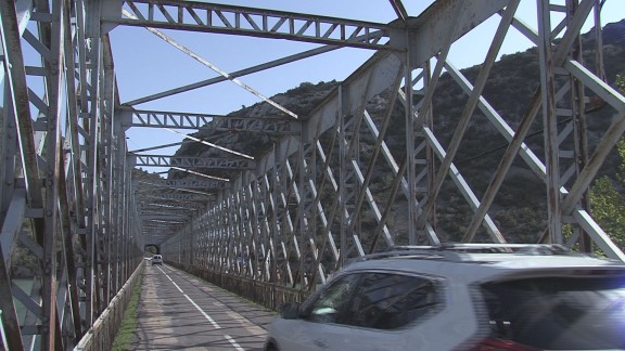 Los estudios para ensanchar el puente del embalse de La Peña (A-132) provocan cortes hasta el miércoles