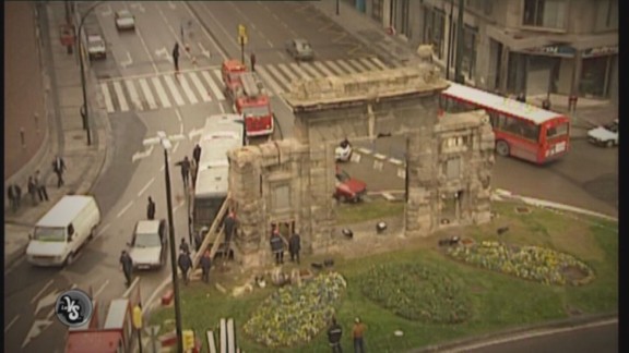 Un autobús se estrella contra la Puerta del Carmen
