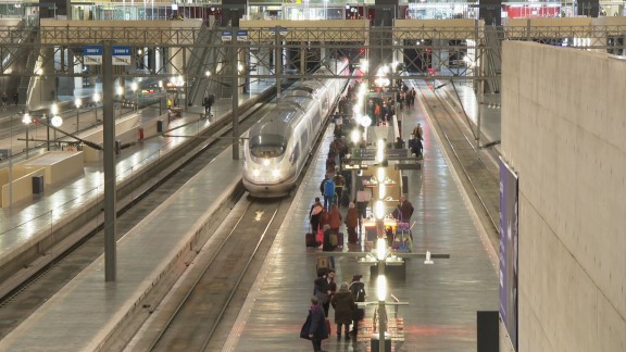 La huelga de Renfe y Adif deja ya una decena de trenes cancelados en Aragón y más de 300 en España