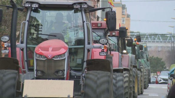 300 tractores se movilizan en Huesca, mientras otros han provocado afecciones en la A-2 y la A-68