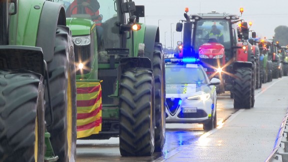 Cientos de tractores vuelven a bloquear los accesos a Zaragoza y Teruel y llevan sus protestas a los supermercados en Huesca
