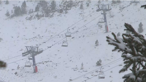 La nieve vuelve al Pirineo y dificulta la circulación en varias carreteras