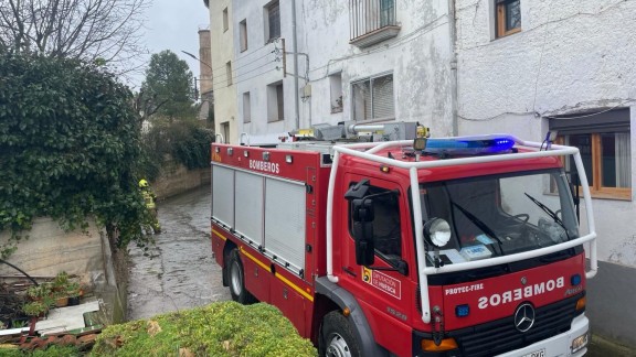 Los bomberos extinguen un incendio provocado por una chimenea en Torres del Obispo, en Huesca