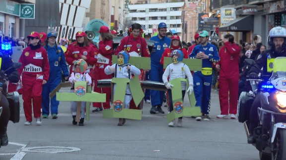 Medusas, mecánicos de Fórmula 1 y hasta fregonas desfilan por Huesca y Zaragoza este sábado de Carnaval