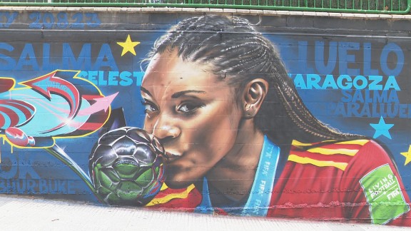 Un mural en honor a Salma Paralluelo en Zaragoza