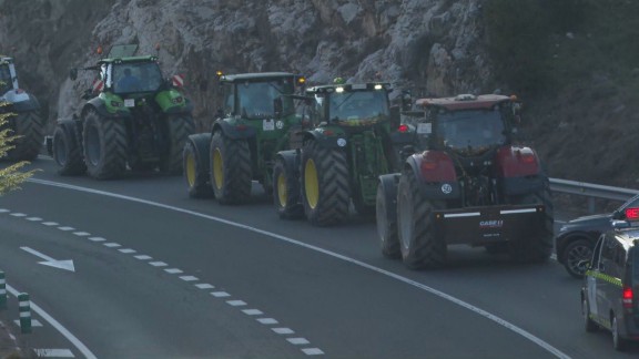 Cientos de tractores protestan en varias carreteras de la provincia de Huesca
