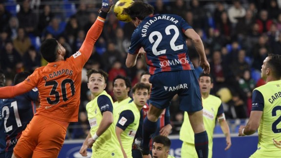 La falta de efectividad vuelve a poner a la SD Huesca sobre el alambre del descenso