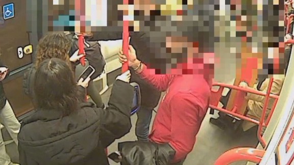Detenidos dos hombres especializados en robar carteras y móviles en el tranvía mediante el método de la ‘muleta’