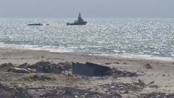 El barco español Open Arms empieza a descargar 200 toneladas de alimentos en la costa de Gaza
