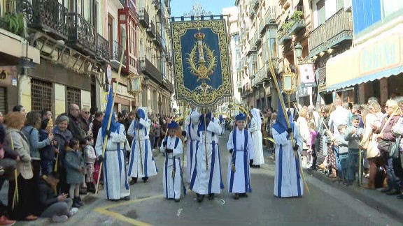 Palmas y ramas de olivo acompañan las procesiones de un soleado Domingo de Ramos