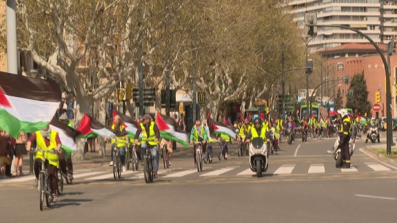 Marcha ciclista en Zaragoza para protestar contra las empresas que colaboran con Israel