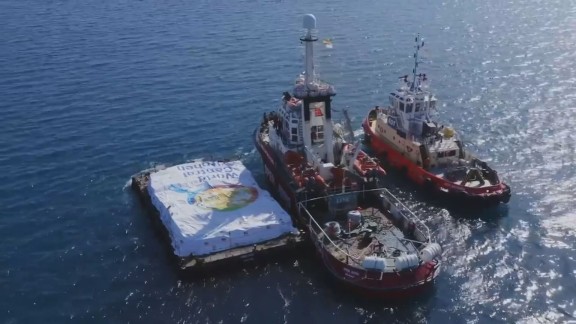 El barco Open Arms concluye el desembarco de la ayuda humanitaria destinada a Gaza