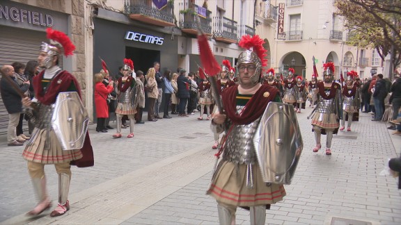 La procesión de los Romanos, una de las más queridas por los oscenses, recorre el centro de la ciudad