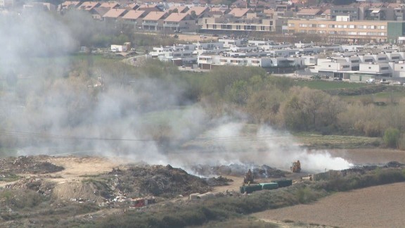 Los bomberos continúan las labores de extinción del incendio de la escombrera en Cuarte de Huerva