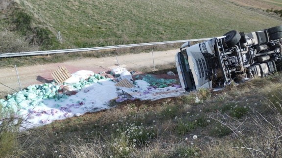 Los Bomberos de Teruel rescatan a un camionero que había quedado atrapado en la cabina