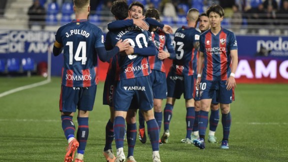 La SD Huesca toma aire abrazada a un Álvaro Fernández de récord