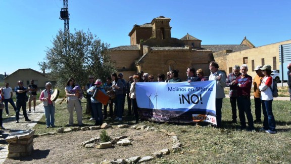 'Sijena Sí' lanza una campaña contra los molinos eólicos en el entorno del monasterio