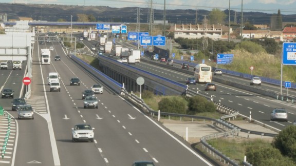 Tráfico intenso en las entradas a Zaragoza y en carreteras que comunican con las comunidades donde es festivo