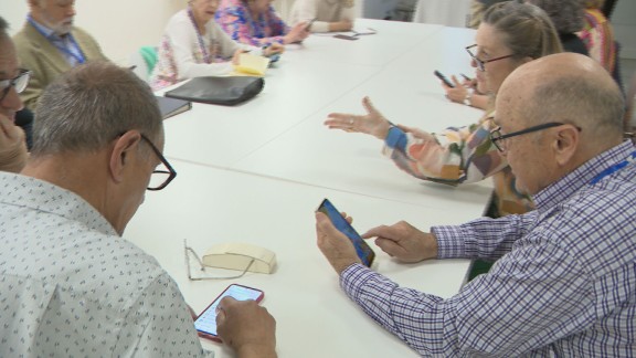 'La Compañía' enseña a los mayores aragoneses a usar el móvil y las 'apps'