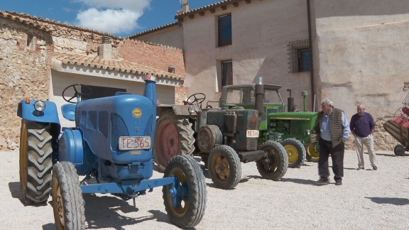 Celadas muestra cómo era el trabajo del campo en la segunda concentración de tractores antiguos