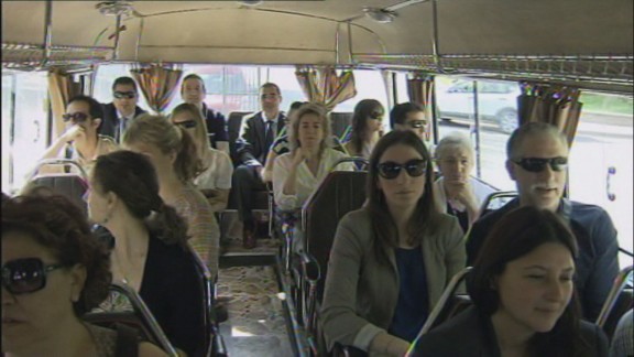 Una visita turística por Huesca a bordo de un autobús histórico de 1913