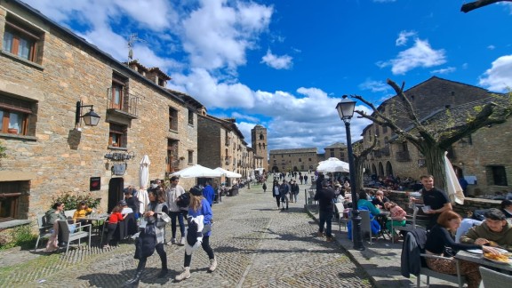 Baja la temporalidad en el sector turístico aragonés y aumentan los contratos