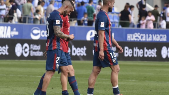 La SD Huesca alcanza el momento decisivo en sus horas más bajas