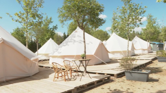 Restaurante con terraza, bungalós más modernos y 'glamping': el Camping de Zaragoza estrena instalaciones