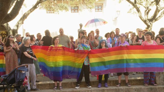 El colectivo 28J critica que el Ayuntamiento de Huesca no permita colocar la bandera arcoíris en el Casino