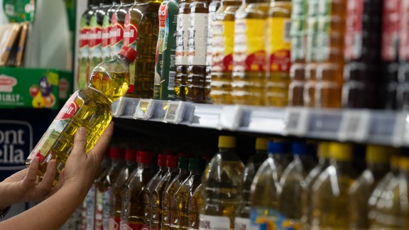 El Gobierno suprime el IVA del aceite de oliva y de alimentos básicos hasta septiembre