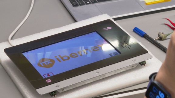 La empresa aragonesa Ibernex fabrica pantallas inteligentes para mejorar la atención en hospitales y residencias