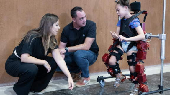 El estudio del exoesqueleto pediátrico liderado por Atades recibe un premio europeo tras mejorar la vida de los pacientes