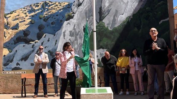 Tabuenca iza la Bandera Verde que le distingue como destino sostenible en el marco de la Ruta de la Garnacha