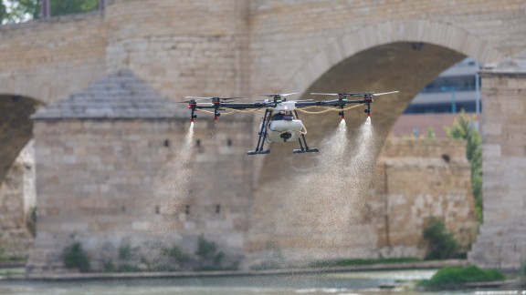 Los drones lanzan su segundo ataque contra la mosca negra en el Ebro