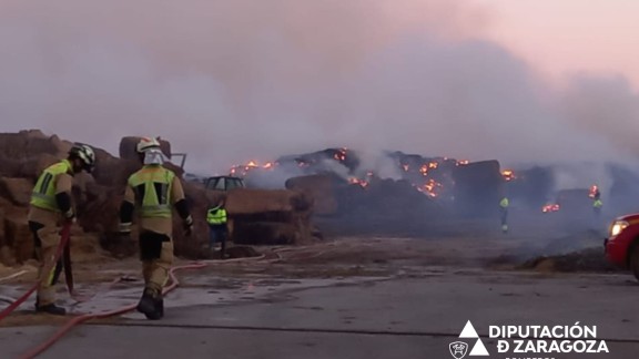 Un millón de kilos de forraje arden en el incendio de una nave en Pinsoro