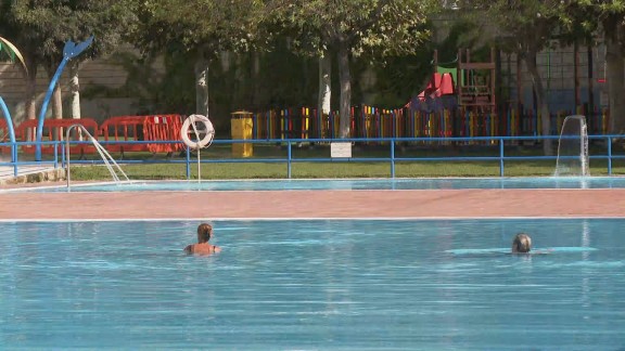 Zaragoza activa la alerta amarilla hasta el domingo por la ola de calor y reduce el precio de las piscinas municipales