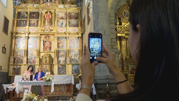 Seis meses después, el retablo mayor de la Iglesia de Yebra de Basa luce renovado
