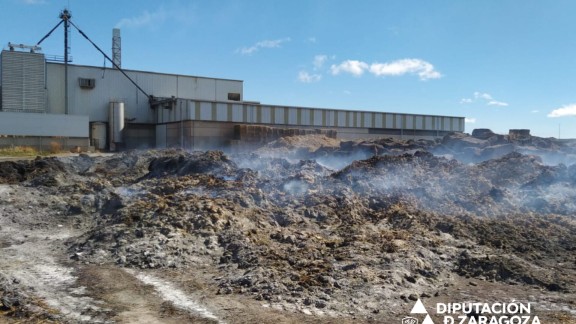 Continúan los trabajos de extinción del incendio que ha consumido mil toneladas de forraje en Pinsoro