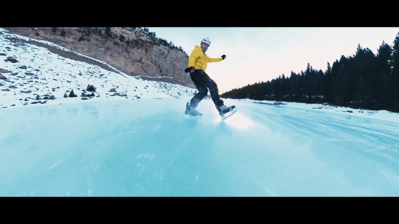 ‘Gigantes Blancos’ enseña cómo es patinar sobre un lago helado