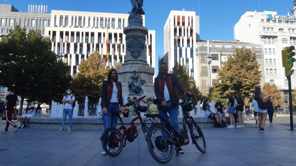 Las bicicletas de ‘Esto es otra historia’ recorren la Plaza de España de Zaragoza