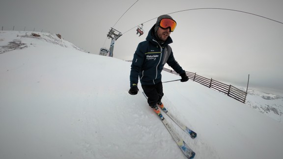 ‘Gigantes Blancos’ repasa la evolución del material de esquí y montaña