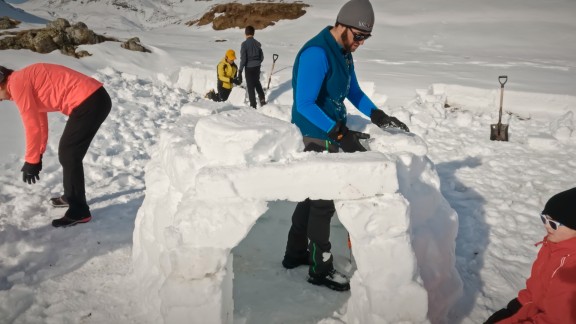 ‘Gigantes Blancos’ propone una ruta en raquetas de nieve y aprende a construir un iglú