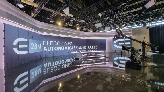 Con la pegada de carteles arranca la programación especial de Elecciones en Aragón TV y Aragón Radio