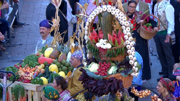 Aragón TV ofrece este jueves la Ofrenda de Frutos, el Rosario de Cristal y ‘Jota de Saura’